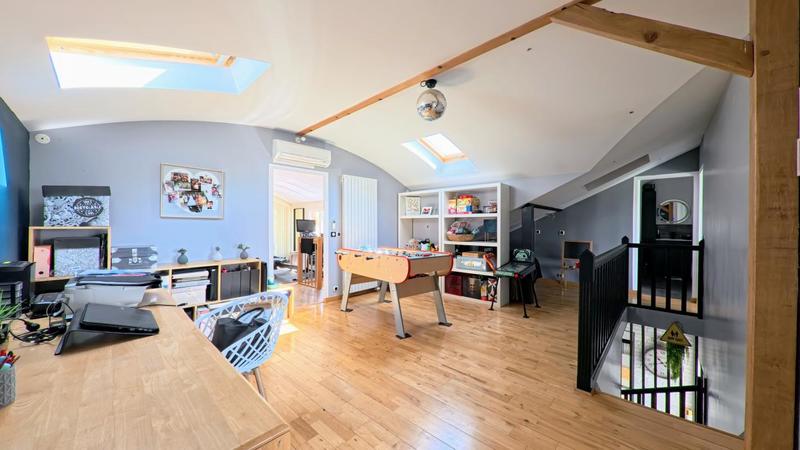 Maison - 215 m² - 9 pièces