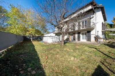 Maison - 250 m² - 11 pièces