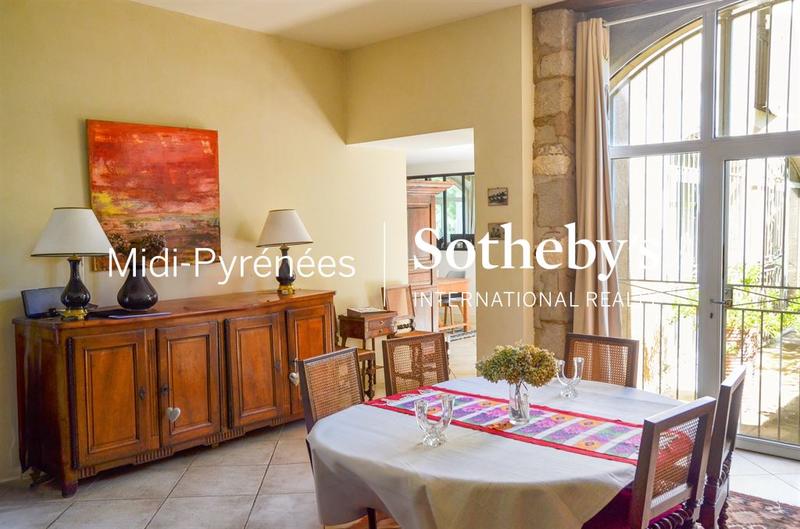 Maison - 430 m² - 9 pièces