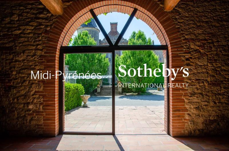 Château - 1 573 m² - 36 pièces