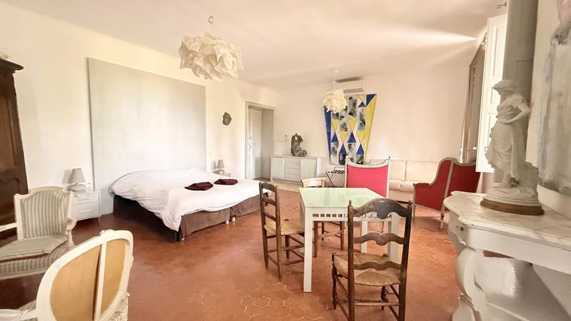 Maison - 817 m² - 15 pièces