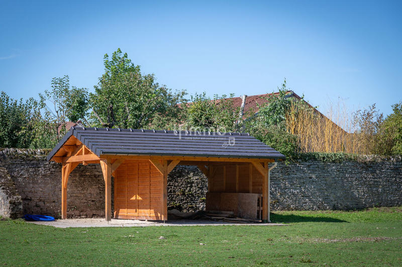 Propriété - 689 m² - 10 pièces