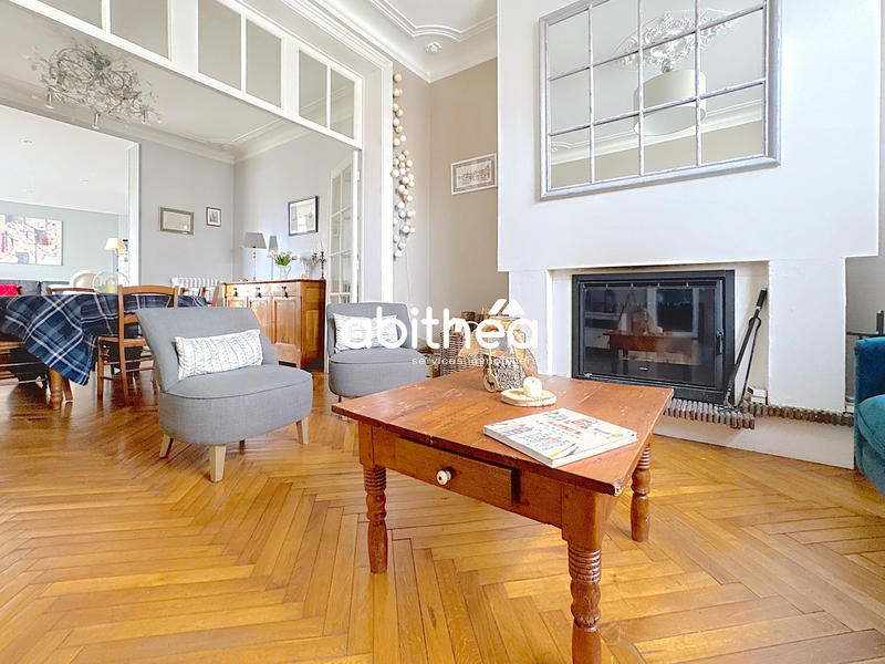 Maison - 290 m² - 9 pièces