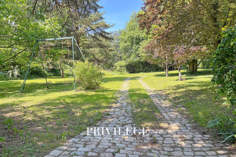 Maison - 250 m² - 7 pièces