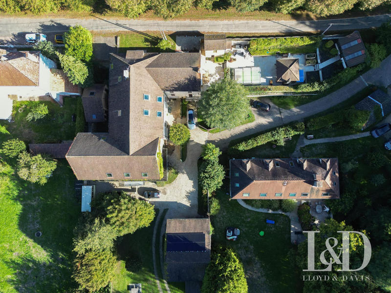 Maison - 1 200 m² - 26 pièces