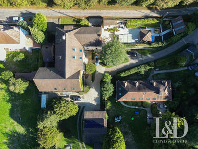 Maison - 1 200 m² - 26 pièces