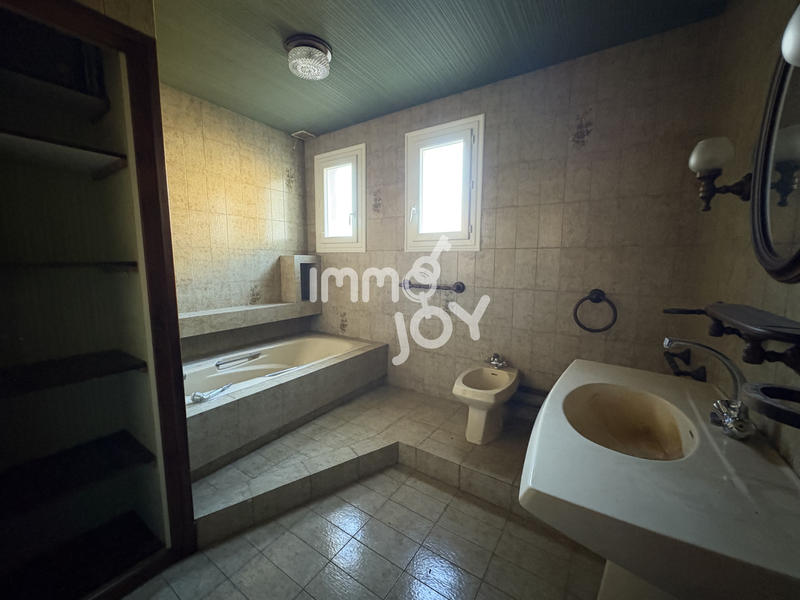 Maison - 250 m² - 7 pièces