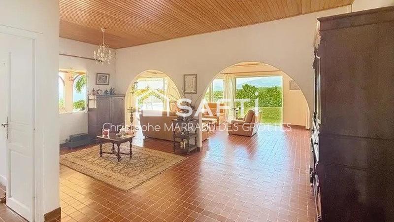 Maison - 221 m² - 7 pièces