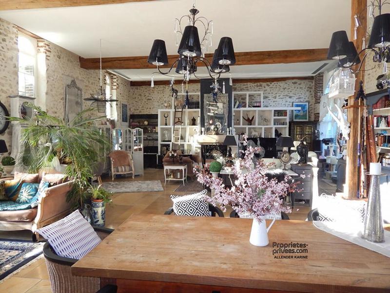 Maison - 1 000 m² - 18 pièces