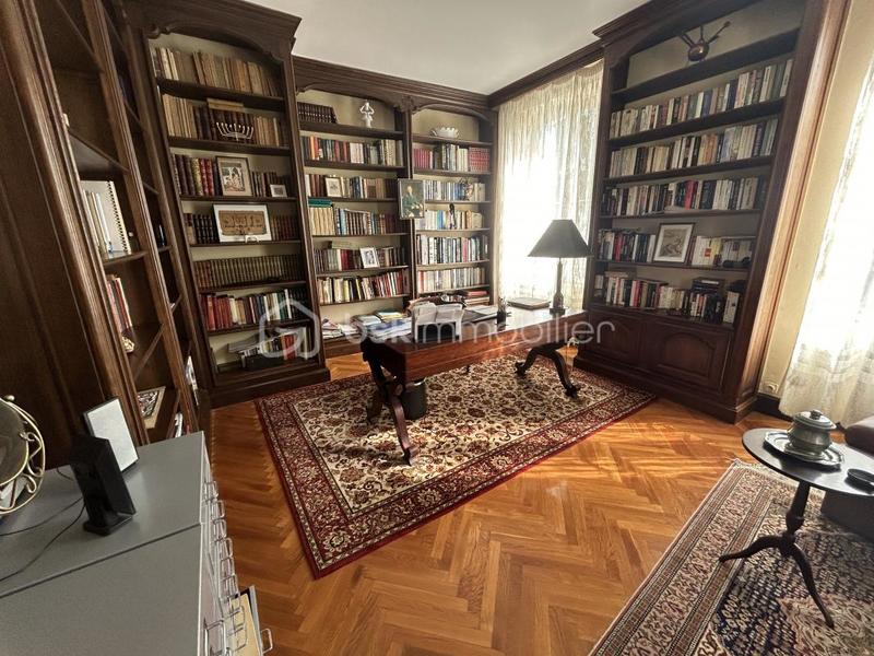 Propriété - 453 m² - 10 pièces