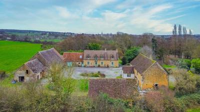 Propriété - 240 m² - 8 pièces