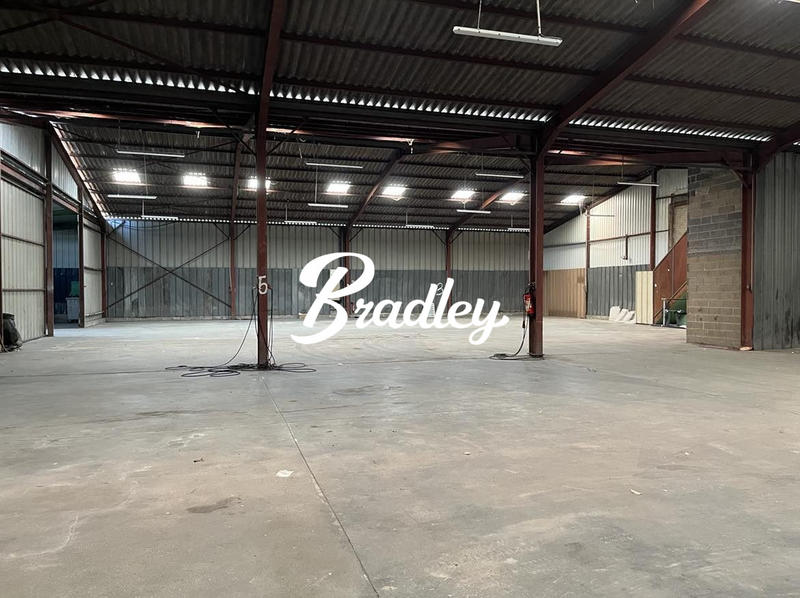 Entrepôt - 1 400 m²