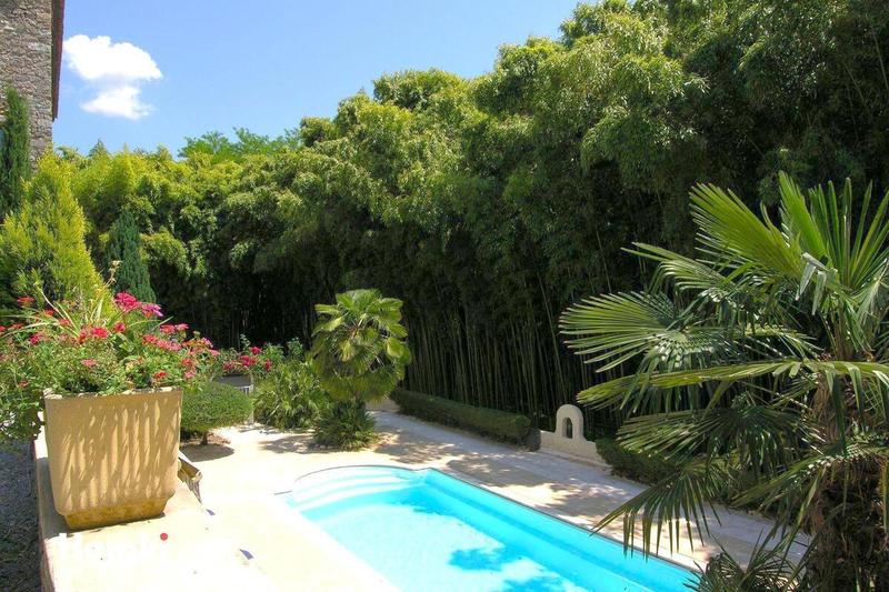 Maison - 1 800 m² - 31 pièces