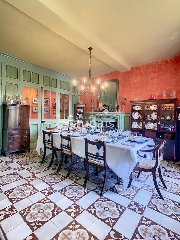 Propriété - 368 m² - 9 pièces