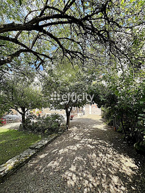 Maison - 304 m² - 9 pièces