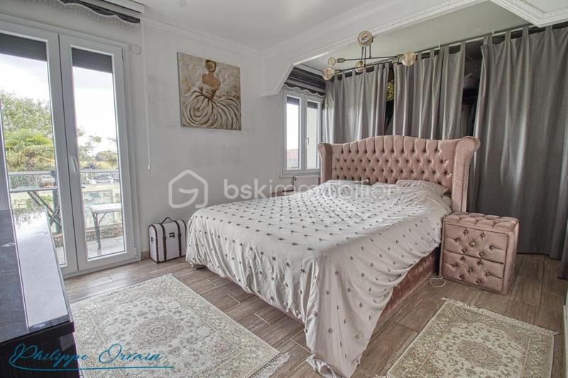 Maison - 250 m² - 11 pièces