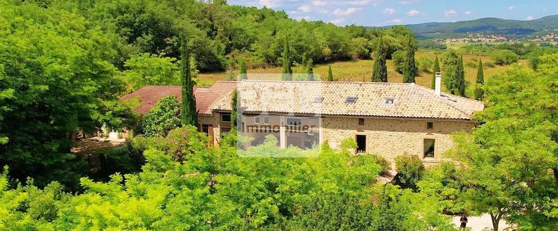 Mas - 571 m² - 24 pièces