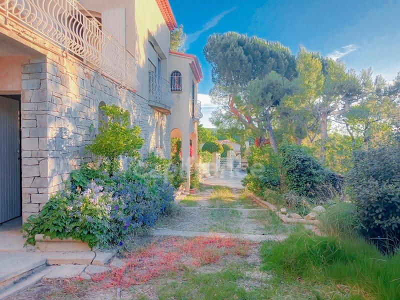 Villa - 266 m² - 8 pièces