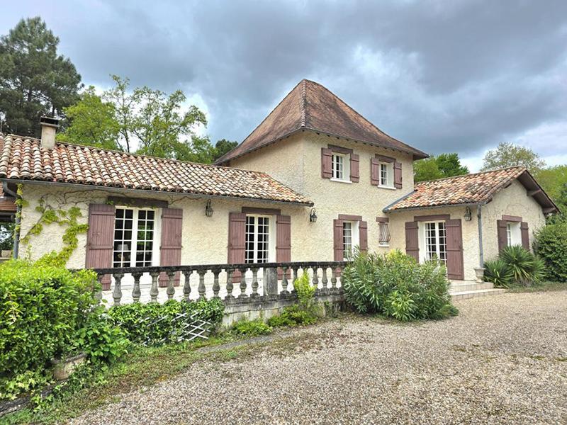 Maison - 220 m² - 8 pièces