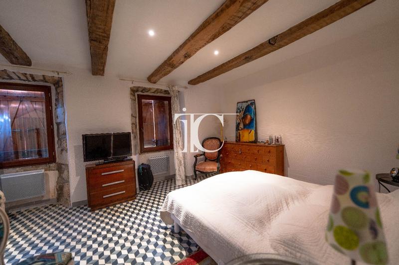 Propriété - 363 m² - 12 pièces