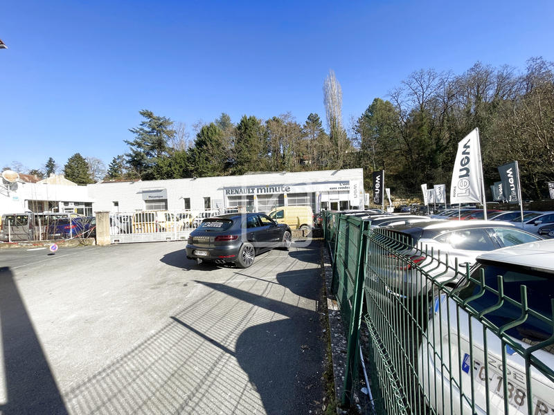 Maison - 1 960 m² - 17 pièces