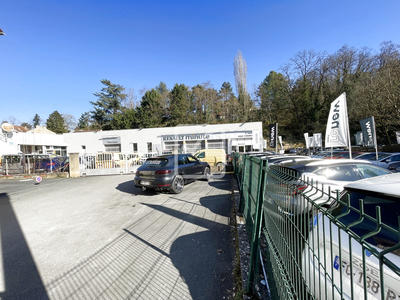 Maison - 1 960 m² - 17 pièces