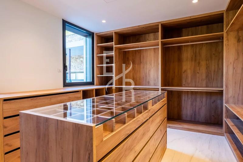 Maison - 470 m² - 7 pièces