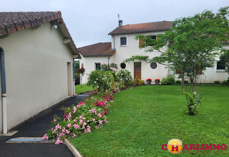 Maison traditionnelle - 165 m² - 6 pièces