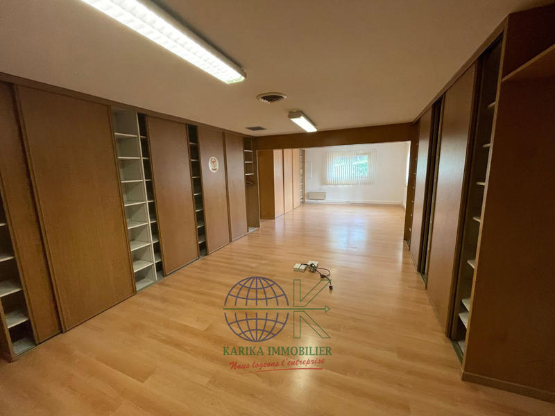 Local d'activités - 1 329 m²