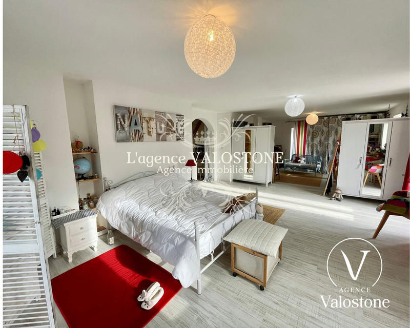 Maison traditionnelle - 255 m² - 4 pièces