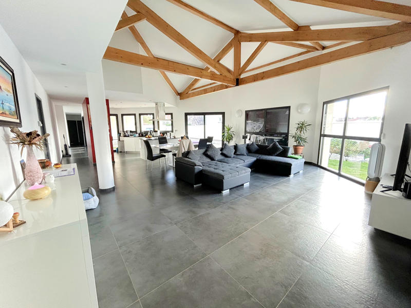 Maison - 208 m² - 9 pièces