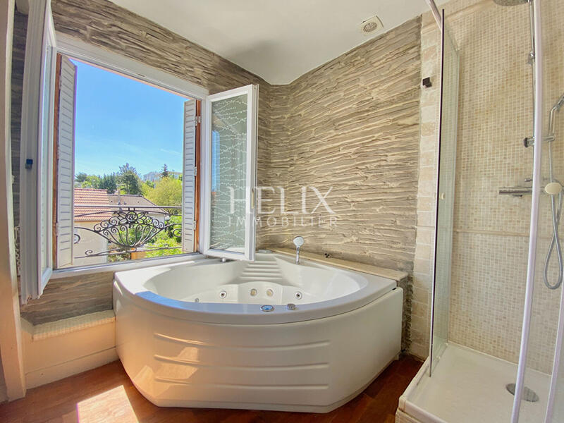 Maison - 170 m² - 8 pièces