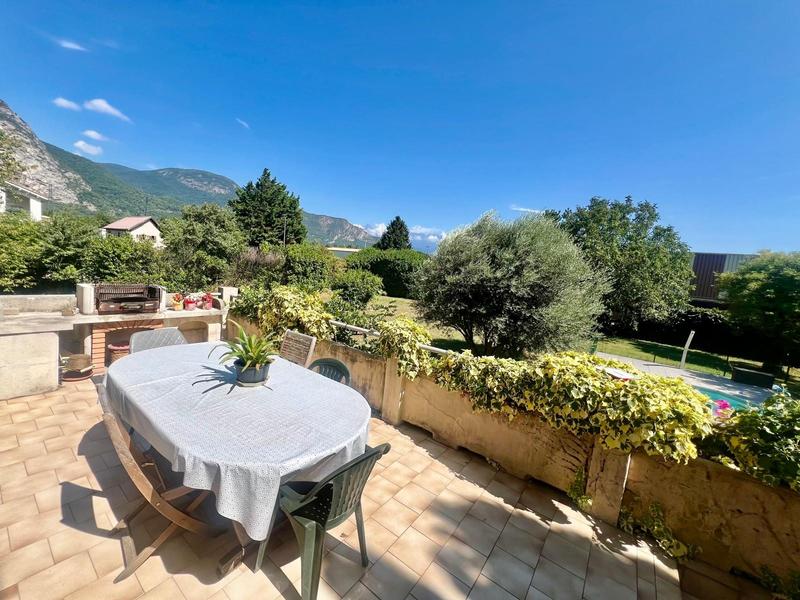 Maison - 256 m² - 6 pièces