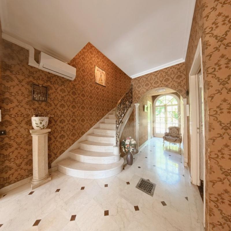 Maison - 325 m² - 11 pièces