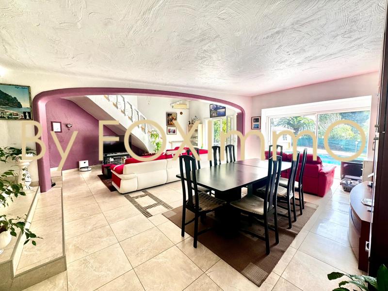 Maison - 230 m² - 6 pièces