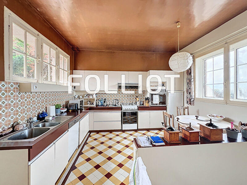 Maison - 235 m² - 10 pièces