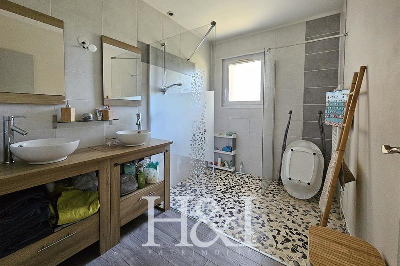 Propriété - 145 m² - 5 pièces