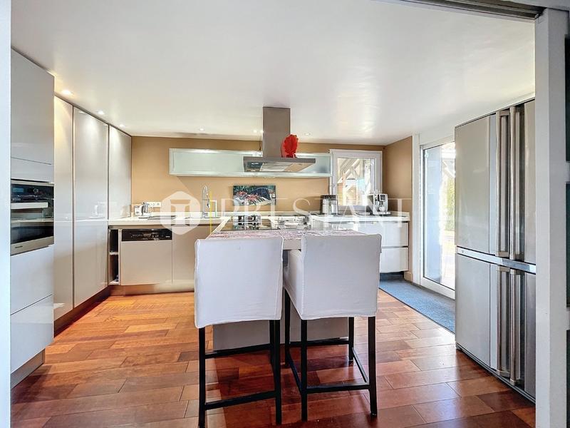 Maison - 250 m² - 6 pièces