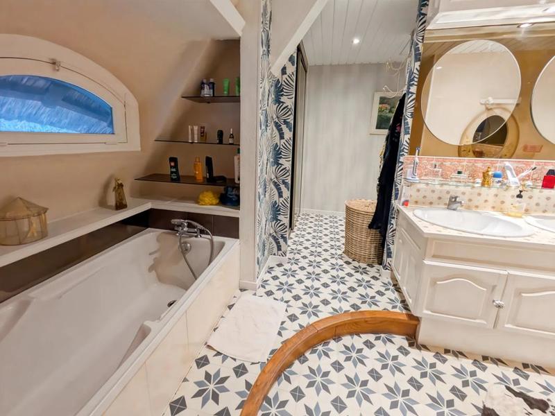 Maison - 220 m² - 6 pièces