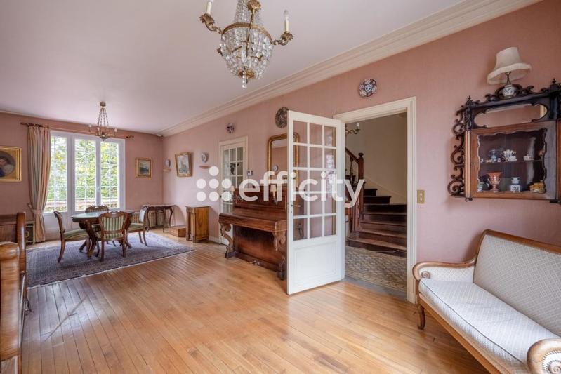 Maison - 210 m² - 9 pièces