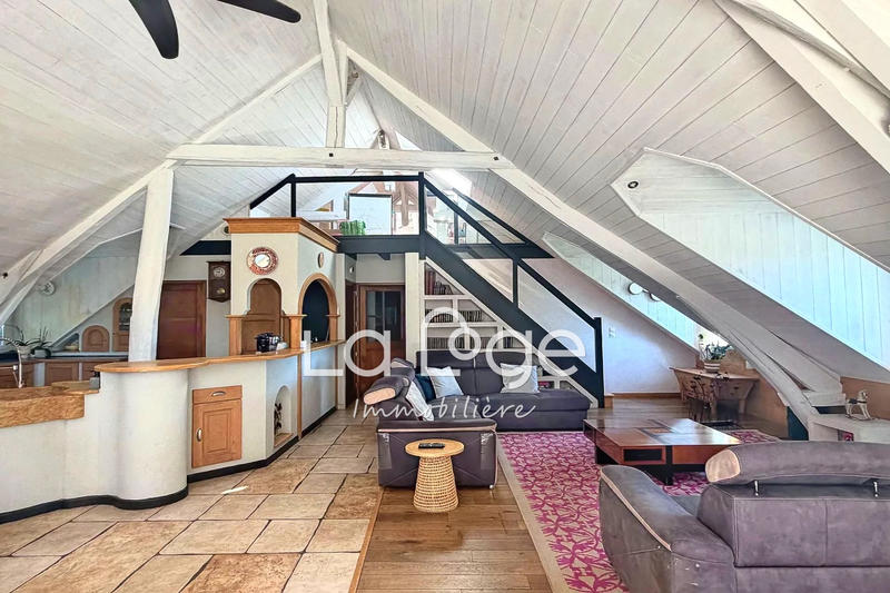 Maison - 6 360 m² - 10 pièces