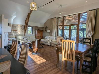 Maison - 225 m² - 11 pièces