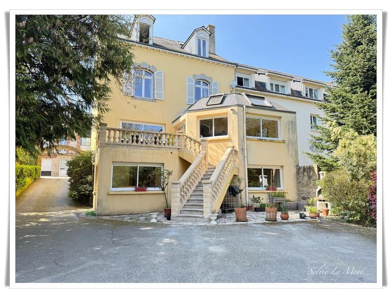 Maison - 290 m² - 12 pièces