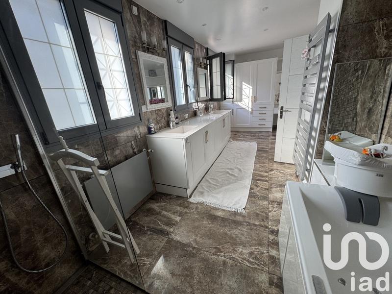 Maison - 327 m² - 11 pièces