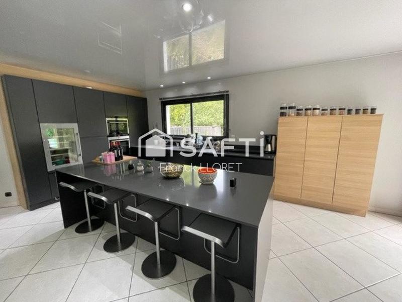 Maison - 300 m² - 11 pièces