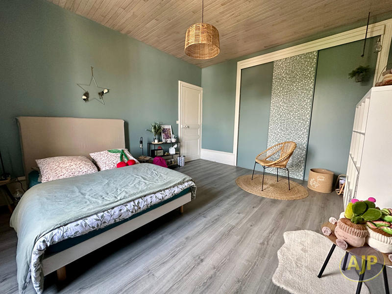 Maison - 239 m² - 8 pièces