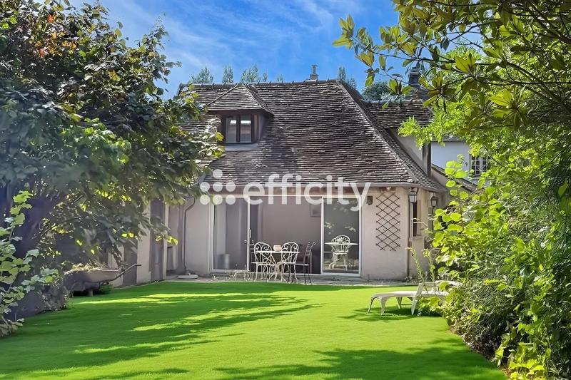 Maison - 240 m² - 8 pièces