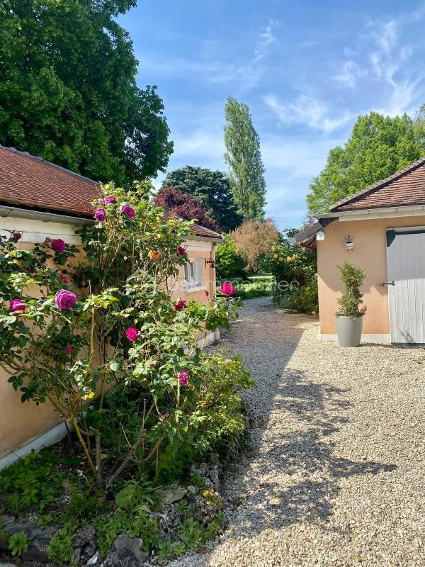 Demeure - 225 m² - 6 pièces