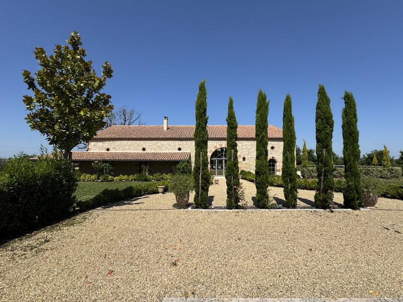 Maison - 445 m² - 10 pièces