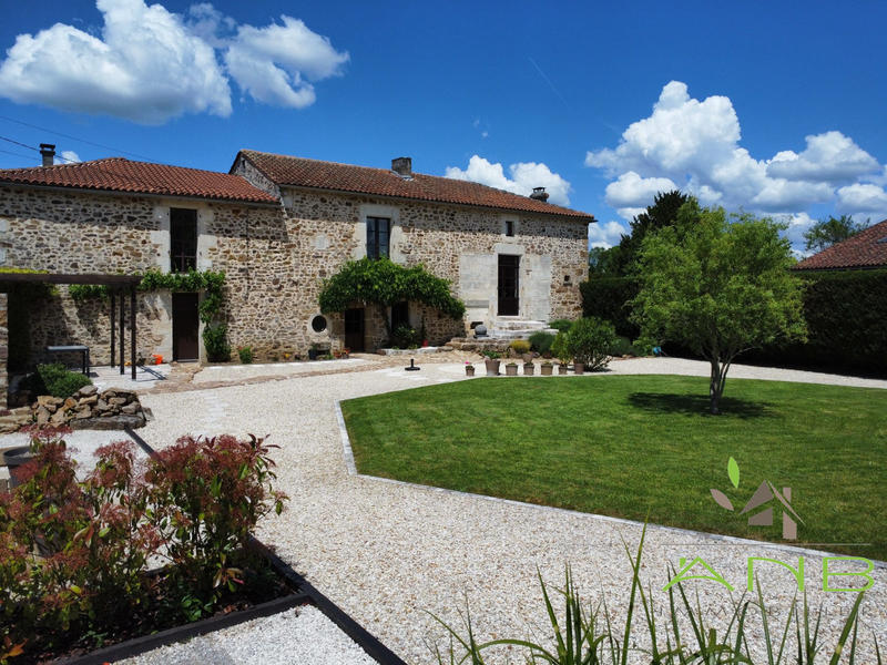 Maison - 305 m² - 8 pièces